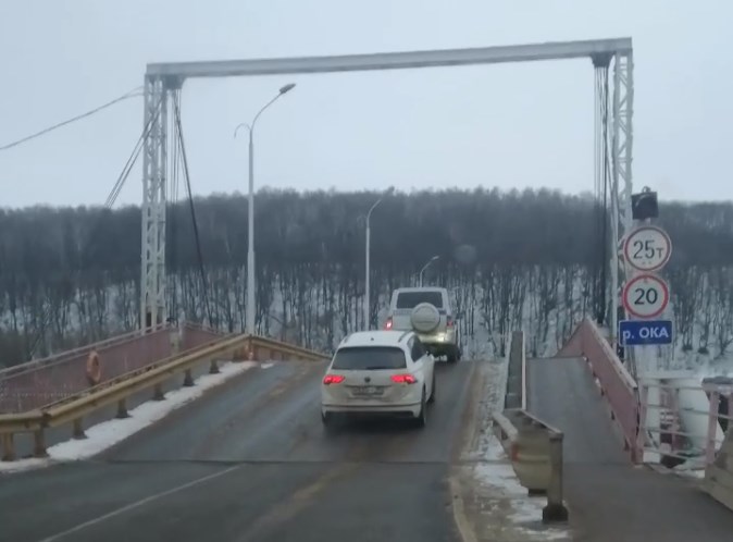 Днем 13 января понтонный мост в Озерах открыли для движения легковых автомобилей Днем 13 января понтонный мост в Озерах открыли для движения легковых автомобилей