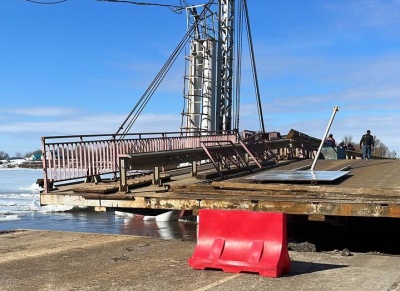 В Озерах развели понтонный мост через Оку