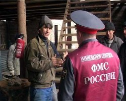 Милиционеры проверили мигрантов Милиционеры проверили мигрантов