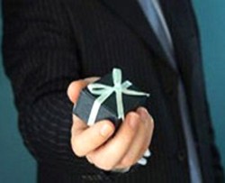 Чиновникам запретили принимать подарки от священников Чиновникам запретили принимать подарки от священников