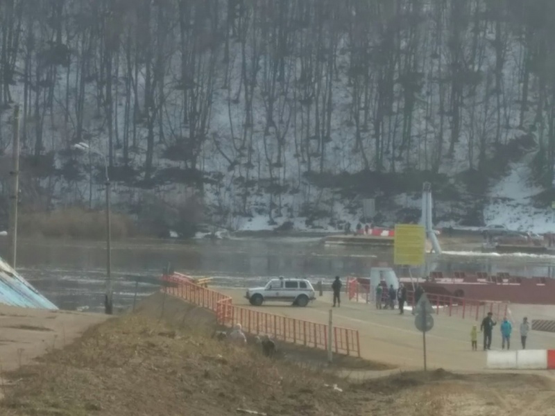 Понтонный мост на Оке в Озёрах разведен Понтонный мост на Оке в Озёрах разведен