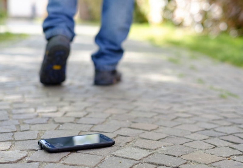 Телефон, выпавший во время драки в Озерах, нашелся у участника конфликта Телефон, выпавший во время драки в Озерах, нашелся у участника конфликта