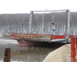 В Озёрском районе развели наплавной мост через Оку
