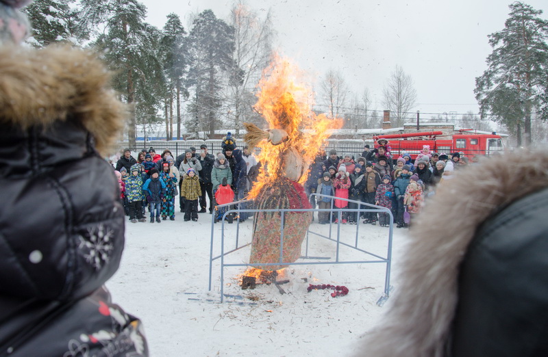 Как в Озёрах сожгли чучело Масленницы. Фото Как в Озёрах сожгли чучело Масленницы. Фото