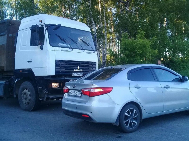 Мусоровоз протаранил легковую в Коломне Мусоровоз протаранил легковую в Коломне
