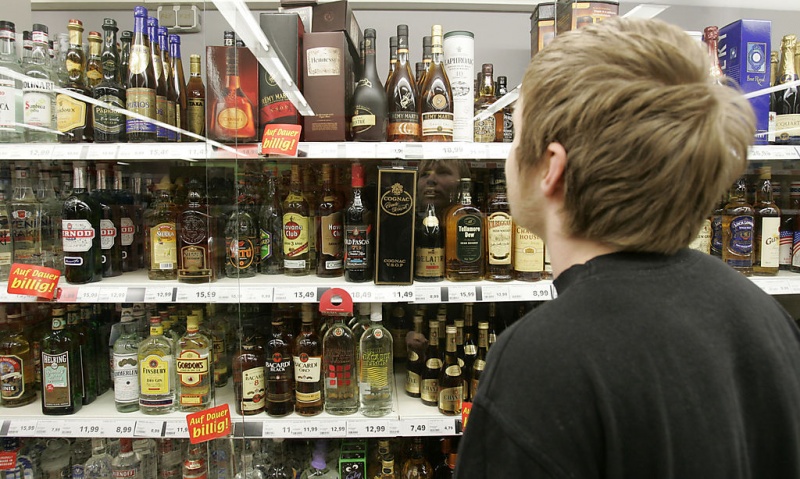 В Озёрах несовершеннолетним продают алкоголь В Озёрах несовершеннолетним продают алкоголь
