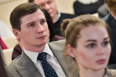 Рен ТВ: В мерседесе депутата из Озёр Германа Богатыренко нашли наркоту Рен ТВ: В мерседесе депутата из Озёр Германа Богатыренко нашли наркоту