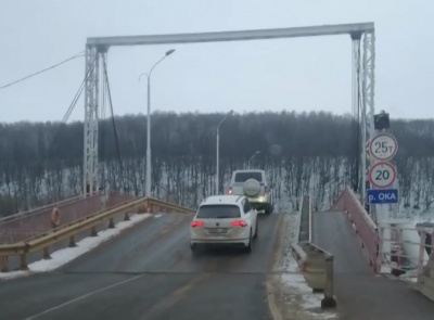 Днем 13 января понтонный мост в Озерах открыли для движения легковых автомобилей Днем 13 января понтонный мост в Озерах открыли для движения легковых автомобилей