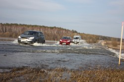 Из-за затопления ГИБДД перекрыла автодорогу Озёры-Ступино Из-за затопления ГИБДД перекрыла автодорогу Озёры-Ступино