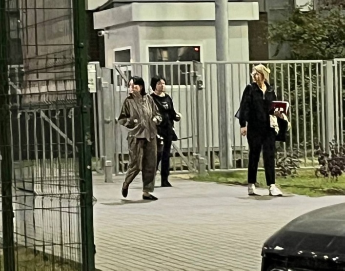 Из школы вышла директор школы Из школы вышла директор школы