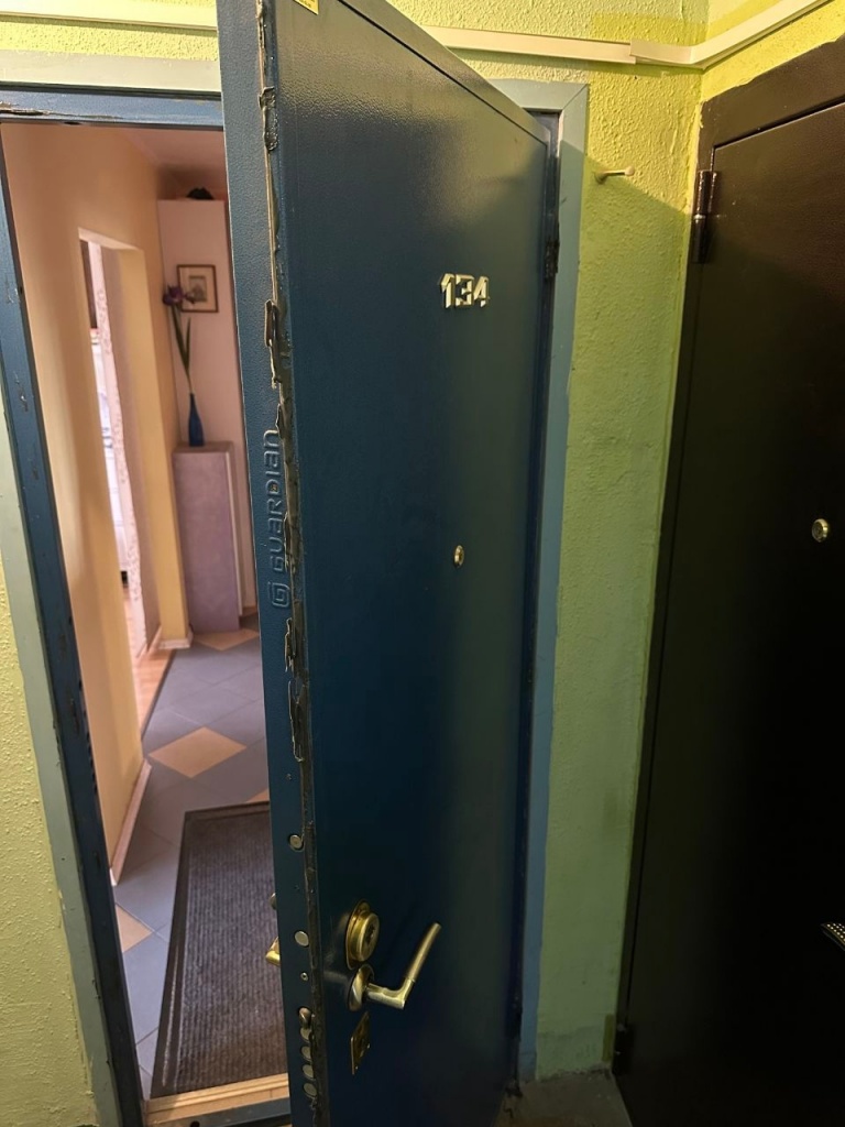 Дверь в квартиру Анастасии Золочевской сотрудники МЧС открывали ломом