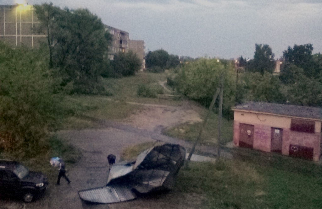 Смятый ветром в хлам гараж-ракушка Смятый ветром в хлам гараж-ракушка