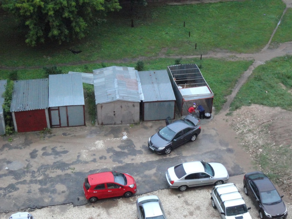 Гараж со сорванной ураганом крышей Гараж со сорванной ураганом крышей