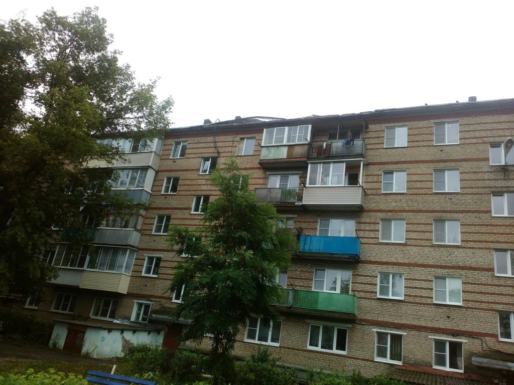 Поврежденная ураганом крыша дома Поврежденная ураганом крыша дома