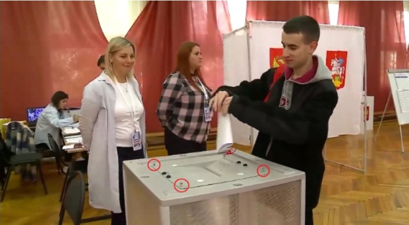 На ящике для голосования отсутствуют 3 пломбы из 4-х /скриншот репортажа «Первого Мытищинского» На ящике для голосования отсутствуют 3 пломбы из 4-х /скриншот репортажа «Первого Мытищинского»