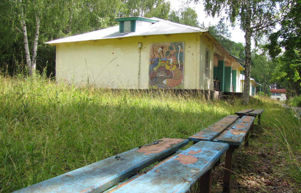 Лагерные корпуса, в которых летом жили дети Лагерные корпуса, в которых летом жили дети